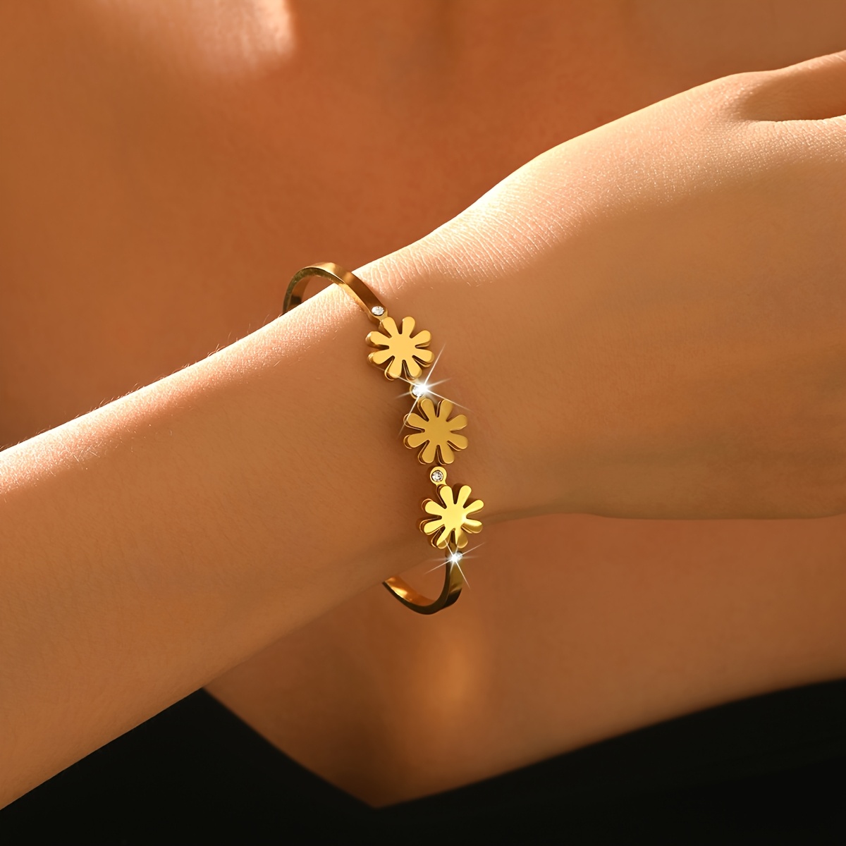 Women's Daisy-Shaped Decorative Bracelet, Light Luxury Design